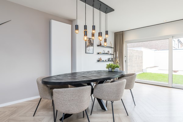 Foto - Verkocht onder voorbehoud: Instapklare gemoderniseerde geschakelde 2 onder 1 kap woning  met aanbouw, open keuken, tuin en garage in Voerendaal